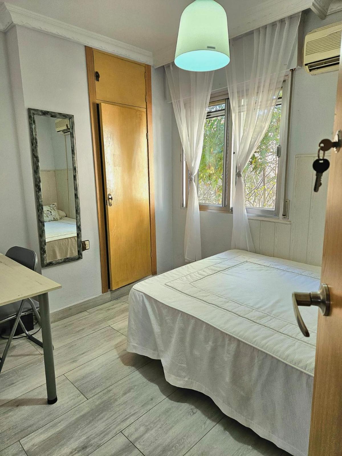 Habitacion Privada A 15 Min De La Playa/Piso Hotel Huelva Bagian luar foto